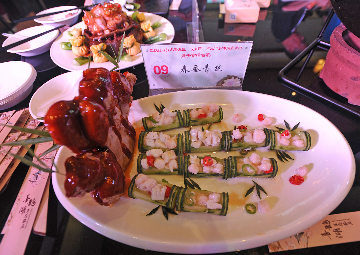 ***_***2017年6月9日,武汉乡村美食擂台赛现场,精致的菜肴吸引在场宾