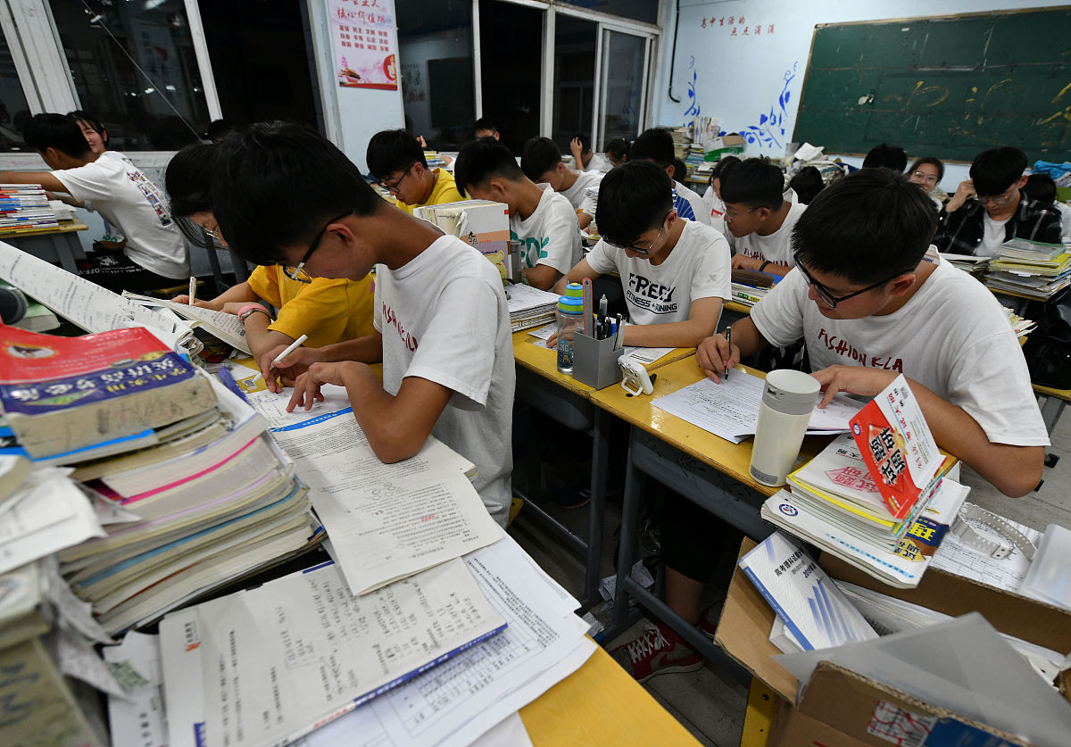 2019年6月1日晚,在安徽省阜阳市第二中学,即将参加高考的学生在上晚自