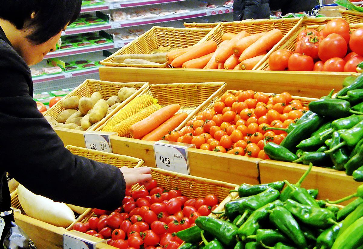 蔬菜作为我们日常饮食的必需品可以为人体提供多种多样的维生素和矿物质等营养物质。在生鲜超市当中由于蔬菜类商品的保鲜期比较短且蔬菜的新鲜程度会随着销售时间的增长而变差大部分的蔬菜类商品如果当日无法售出次日便会无法销售。因此商超如何确定补货总量及商品定价策略使得利润达到最大化变得尤为重要。通过蔬菜类商品不同品类及不同单品之间可能存在的一定关联关系描述蔬菜各品类及单品销售量的分布规律并分析蔬菜各品类及单品