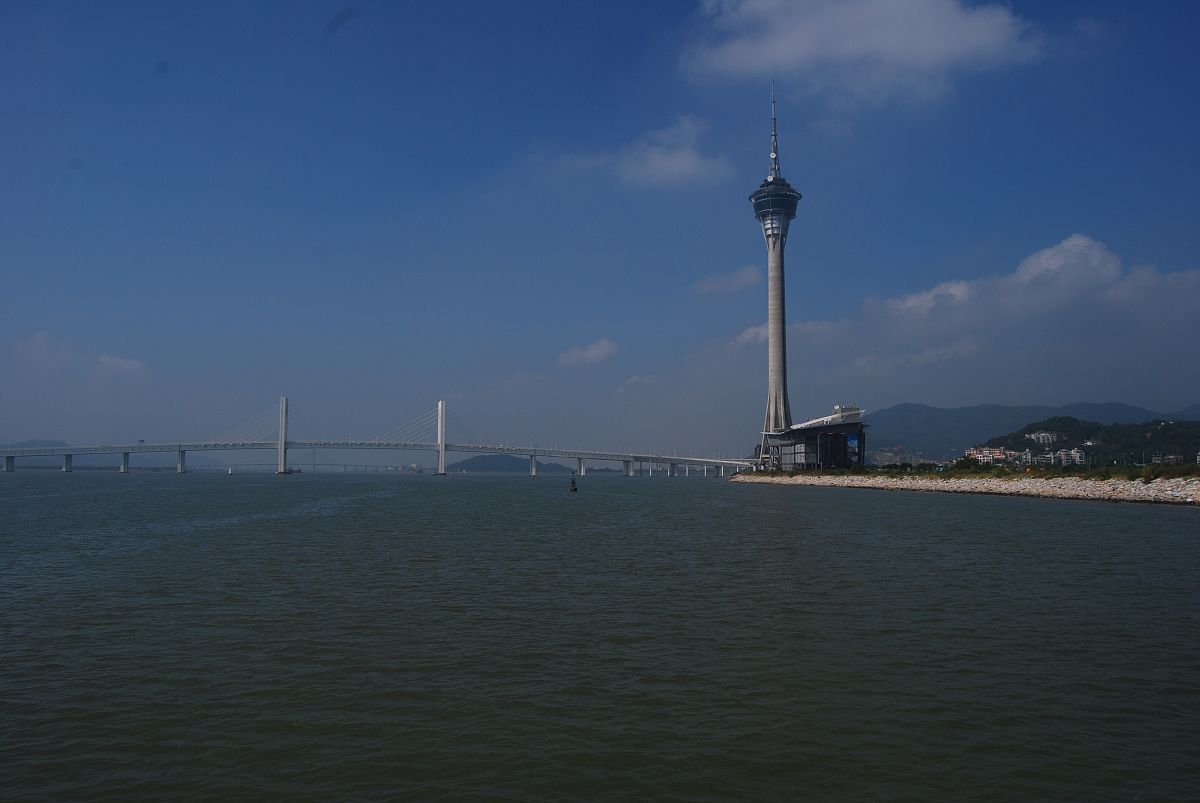 你是小红书旅行博主。出一篇澳门旅游爆款攻略要包含交通工具 游玩时间 注意事项 住宿等不可以出现酒店名字只能提到具体地点标题和内容要吸引人需要有个人体会、引导用户点赞文字贴近小红书旅游博主风格适当使用emoji表情