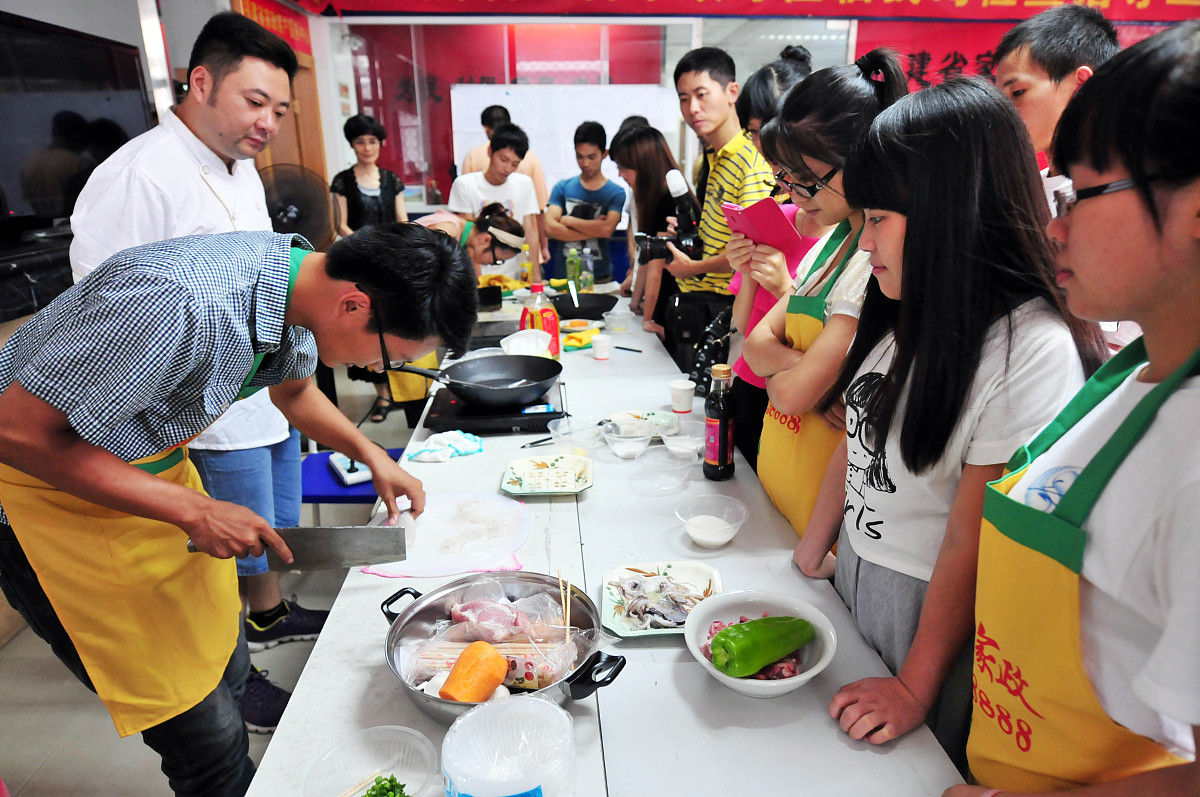 以成都家政培训班需要多少钱为主题写700多字的文章。