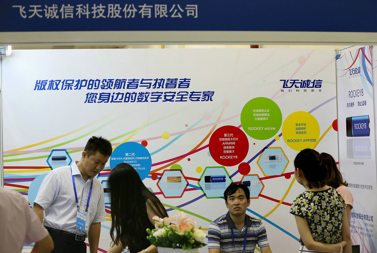我身为一个985信息安全大四学生即将大学毕业我应该留在北京启明星辰公司工作还是回到郑州到郑州银行上班？哪个选择的利益是最大化的？对我未来的发展最有好处？请详细说明理由