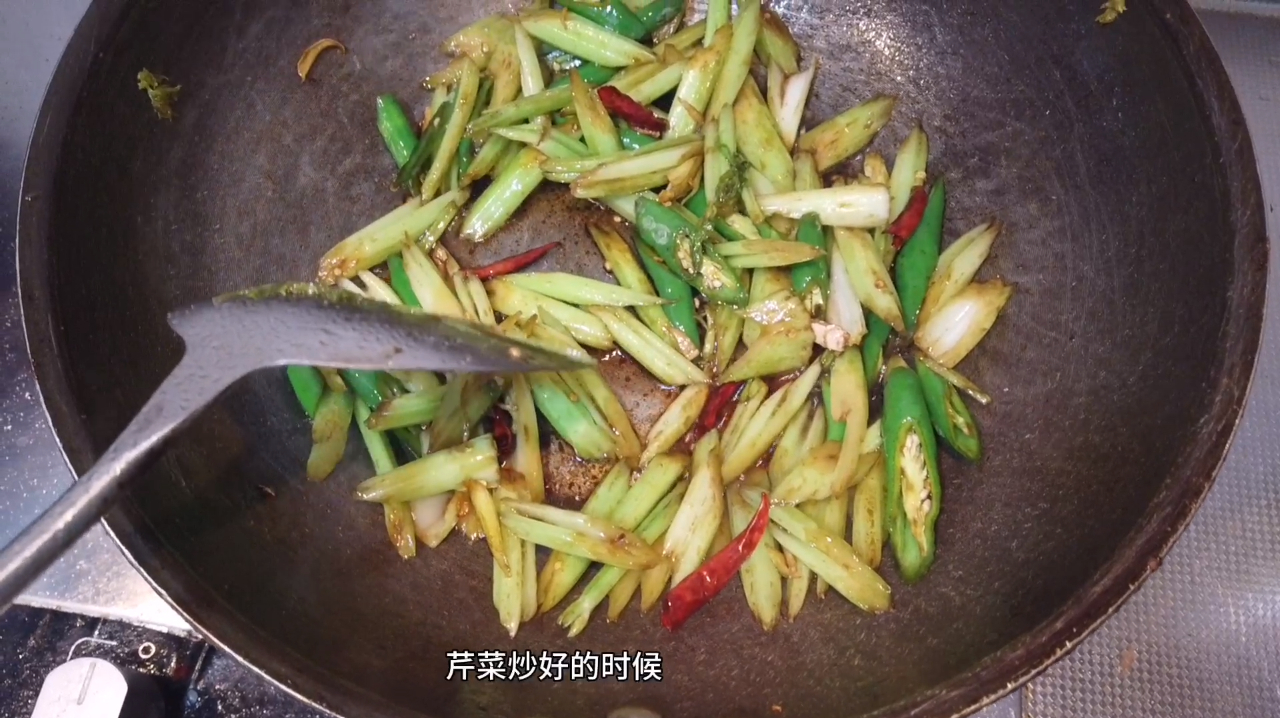 沪漂情侣晚饭两菜一汤,清炒芹菜,家常豆腐,两大碗西红柿鸡蛋汤