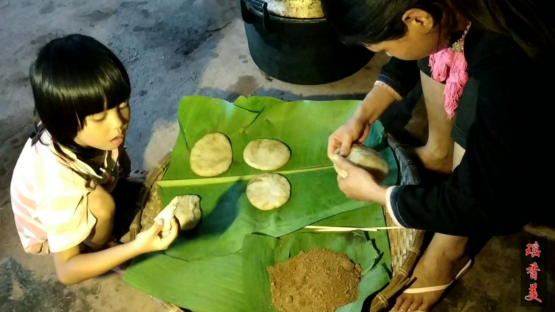 瑶香美: 云南版纳瑶族特色美食,糍粑蘸芝麻粉吃,城里人没吃过!