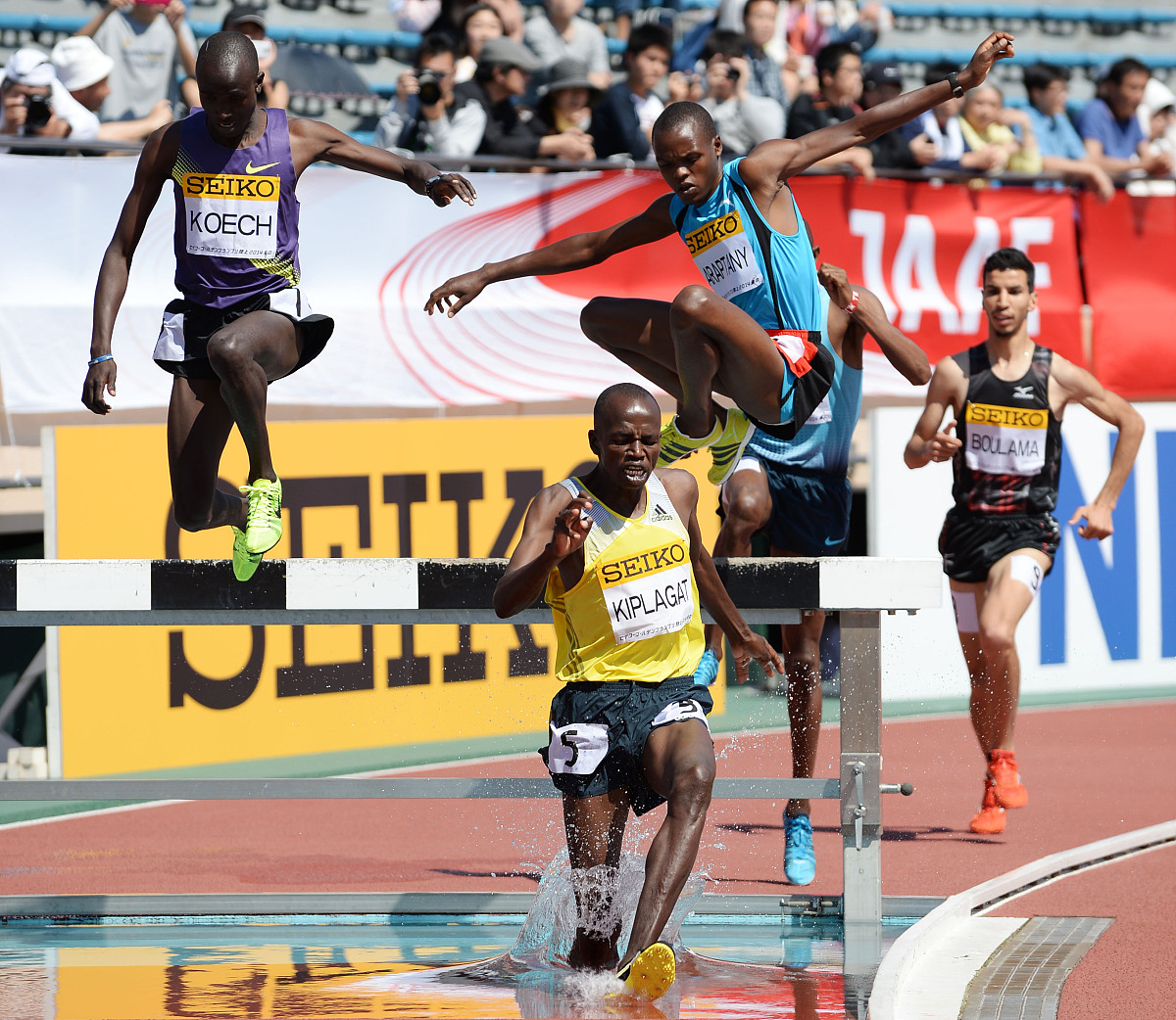 改写这段话：在转速为3000rmin、16负荷工况下将点火提前角、点火能量分别设定为30°BTDC和30mJ时分别计算当喷射结束角设置为50°BTDC、60°BTDC以及70°BTDC时对应的二冲程煤油直喷发动机的缸内燃油蒸发量。