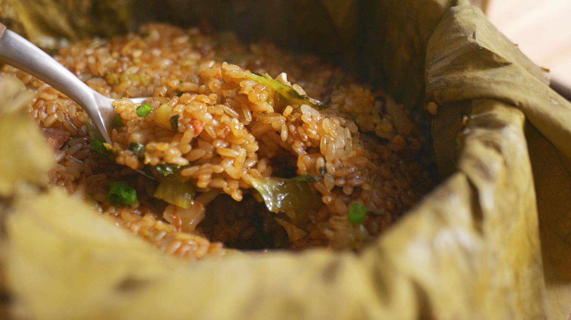 荷叶除了做叫花鸡还能做啥?超简易荷叶腊肉焖饭,一口停不下来