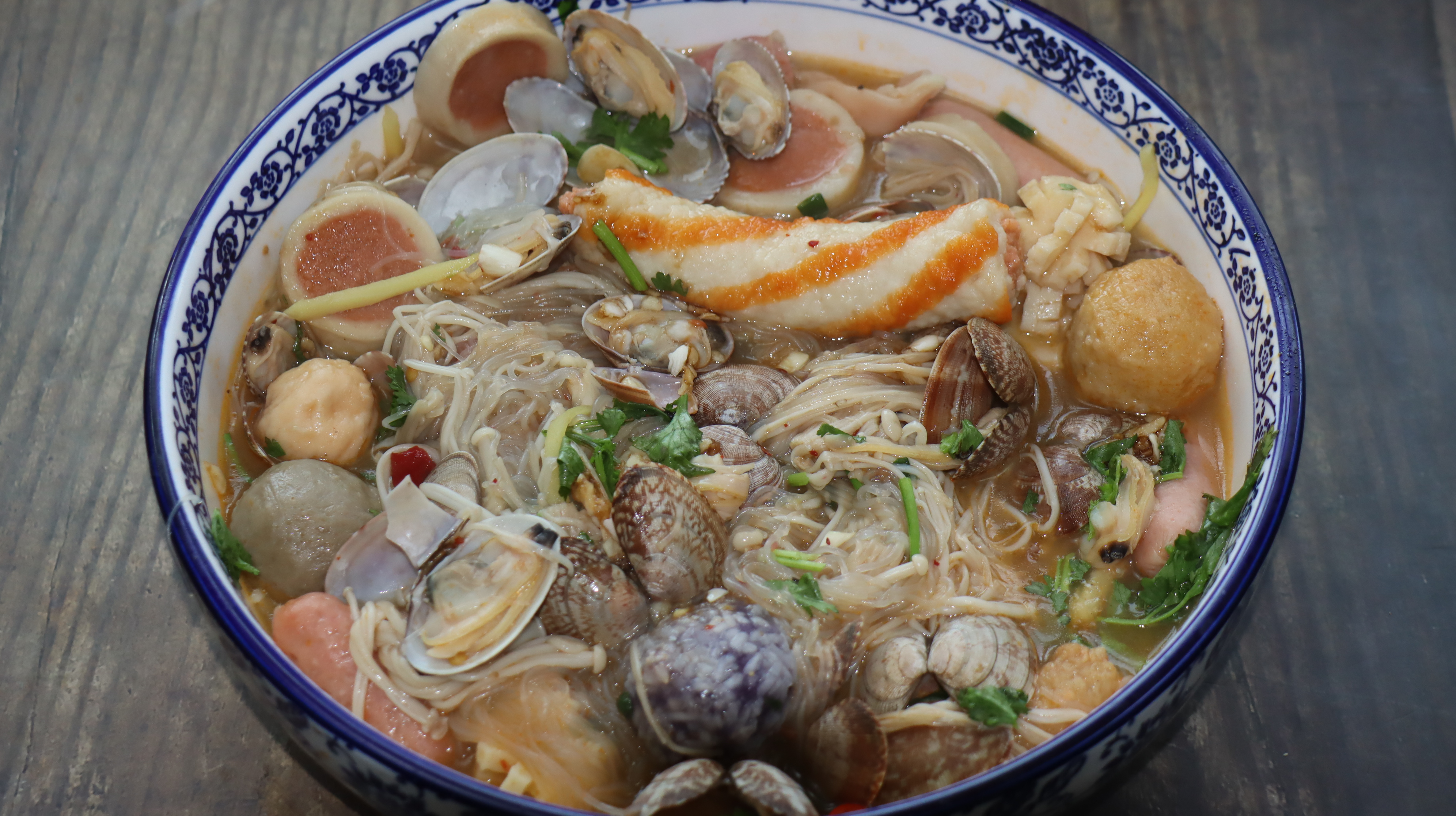 花蛤小火锅的做法,懒人也能学会,食材洗一下,直接扔锅里即可