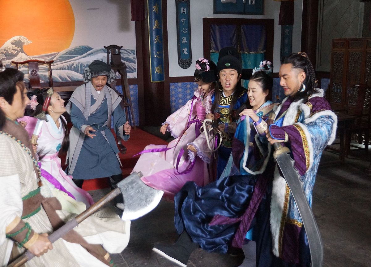 麻烦帮我编一段剧情内容是中国明代有一对师兄妹青梅竹马彼此都爱着对方。但师兄有一个奇特的癖好就是喜欢扮演公差的角色押解女犯人师妹不经意间发现后非常纠结是否满足师兄这个嗜好。请详细写师妹内心的纠结的心态。。