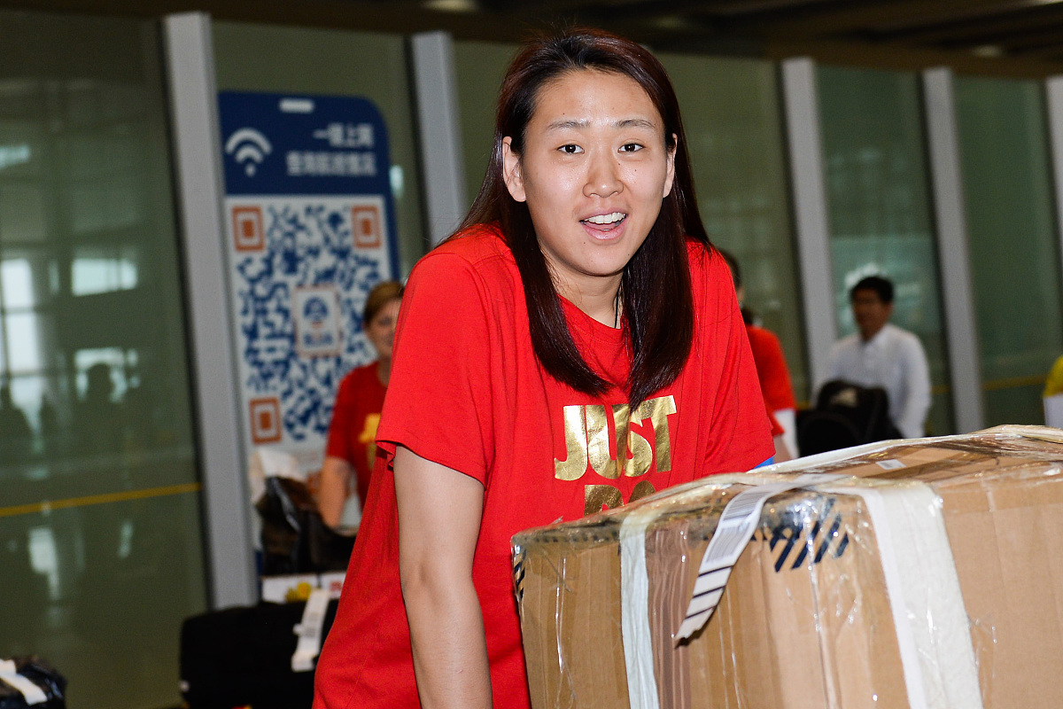 李梦是中国女篮最优秀的选手之一正在人生最辉煌的阶段突然爆出足以毁掉她前途的丑闻想信热爱女篮观众都会扼腕叹息。李梦以前是一个纯洁的小姑娘现在变成了大多数人唾弃的小三转变她人生轨迹的罪恶根源是什么？