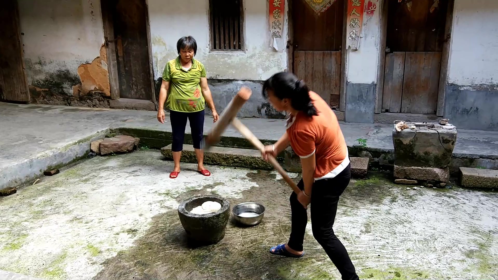 农村女汉子打糍粑,木锤捶出来的美味小吃,这才是真正的传统手艺