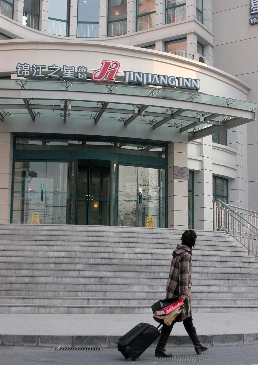 2008年 1月 5日 , 北京 , 锦江 之 星 经济型 酒店 前 顾客 正 经过 .