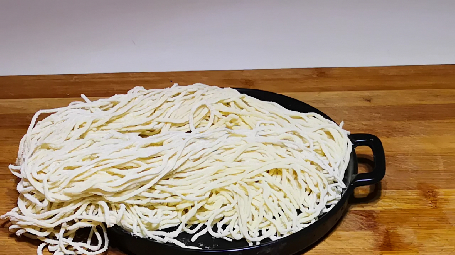 面条和鸡腿这样做,荤素搭配,肉质鲜美,面条劲道,香