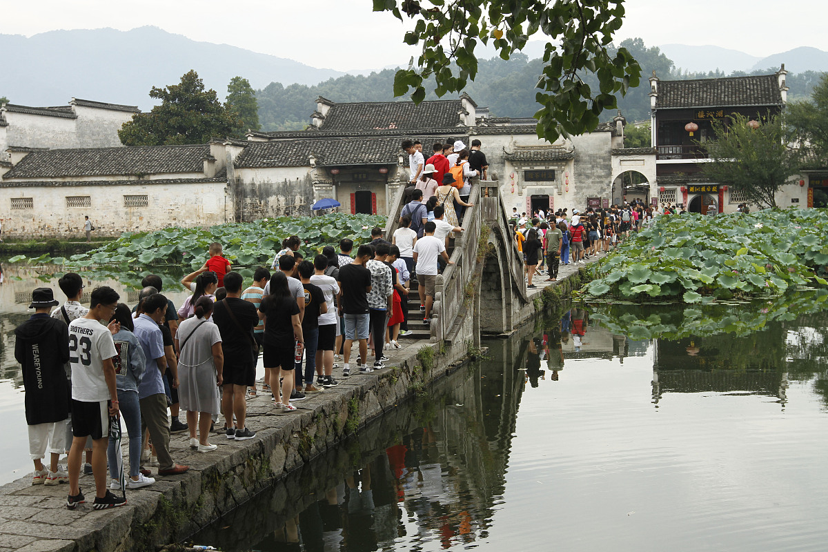 五一假期马上到了帮助我安排一下旅游行程有两个小孩最好到有山有水的地方