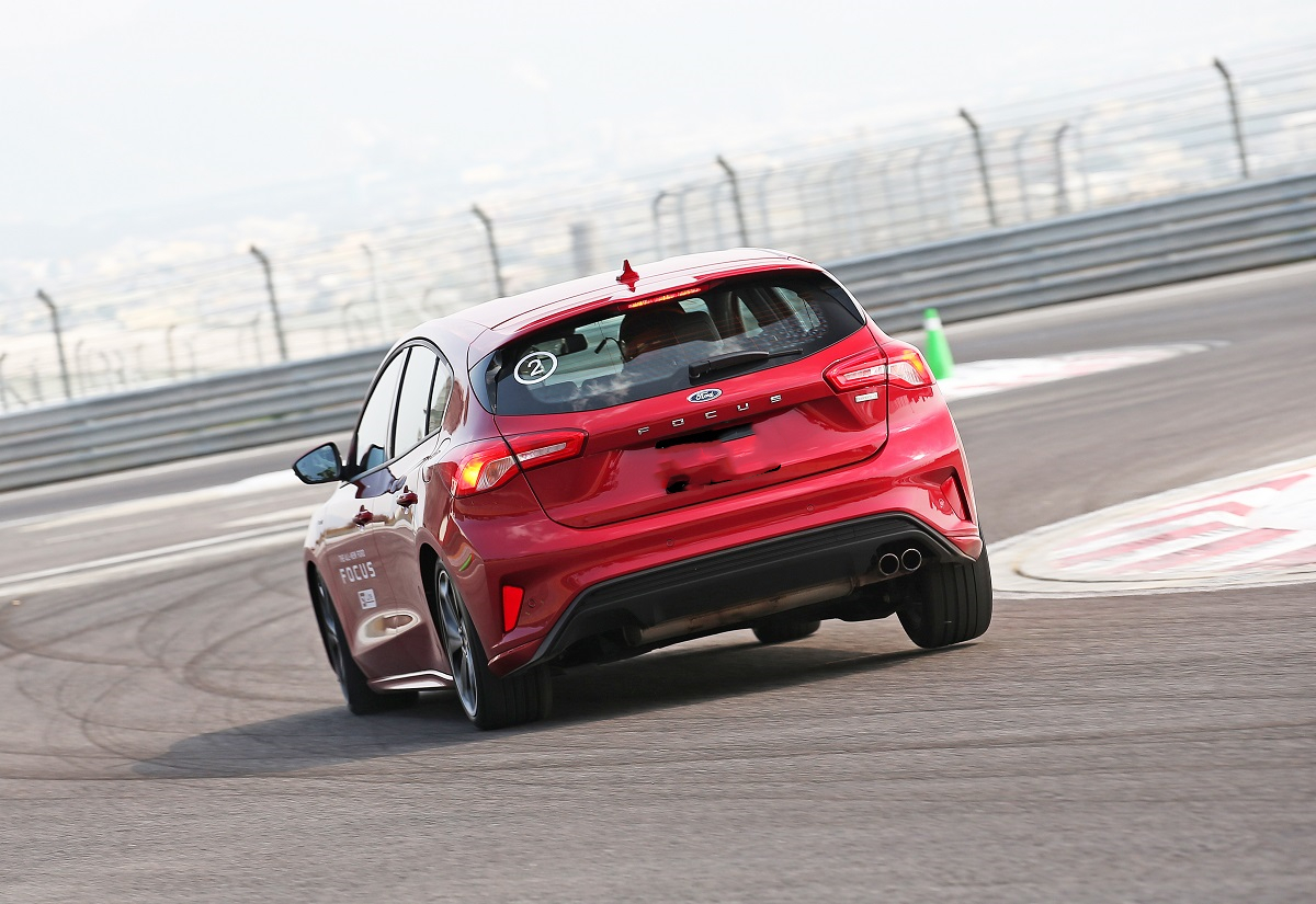 专业赛道上试驾点评最新一代福特福克斯5D S