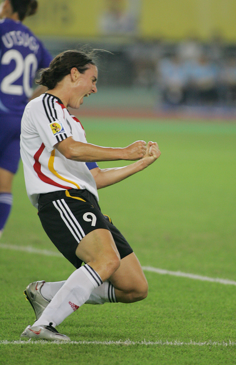 2007年9月17日,浙江杭州黄龙体育中心,女足世界杯a组第三轮,德国2-0完