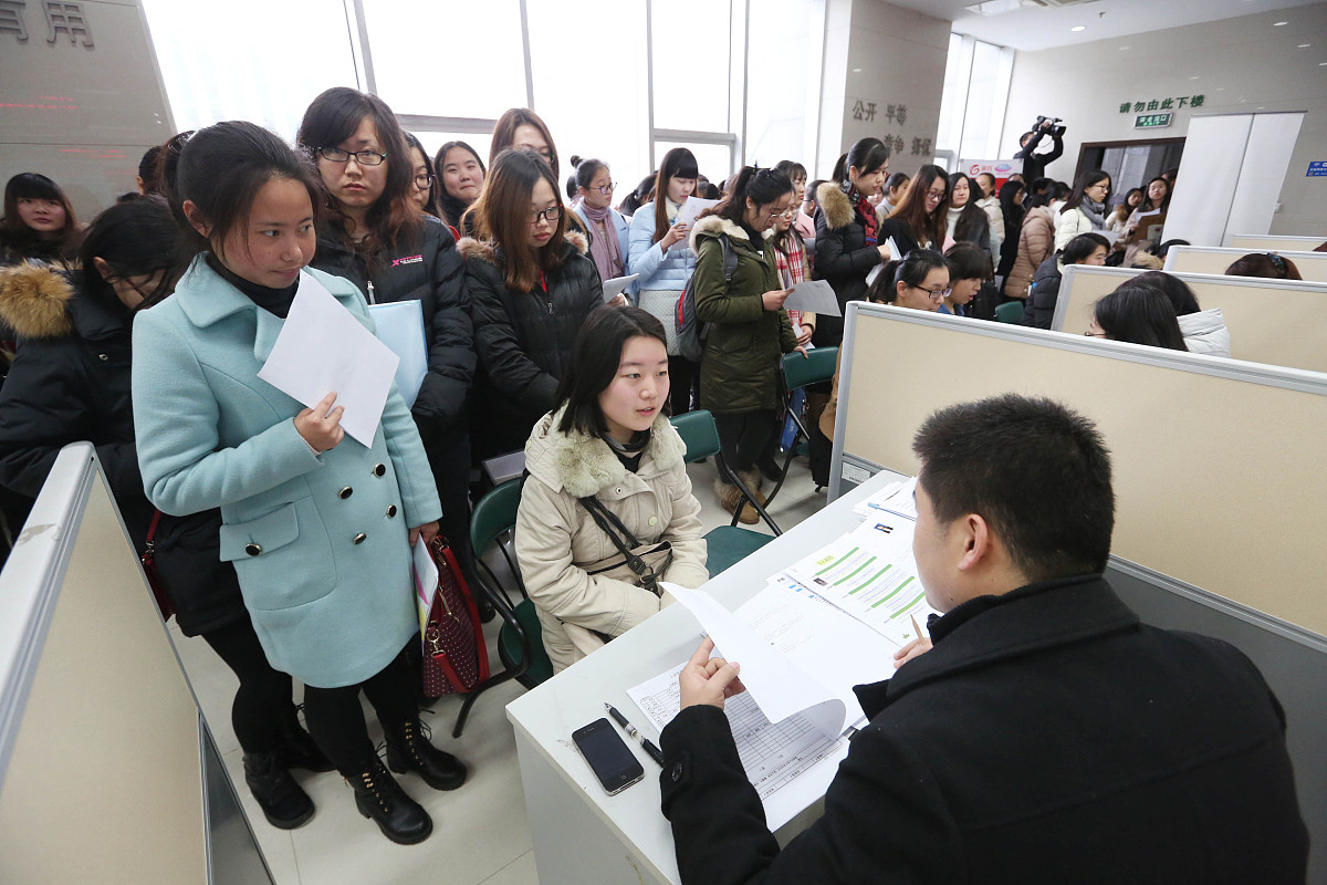 ***_***2015年03月07日,江苏省南京市,众多女大学生在用人单位招聘摊