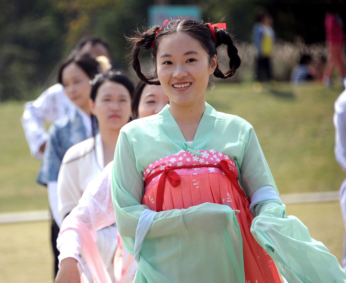 通过以下描述写一首五言绝句古诗：一轮满月洒下金色的月光照在树枝上出现斑驳的影子树下一位身穿汉服的妙龄少女轻抚古筝奏起悠扬的音乐。