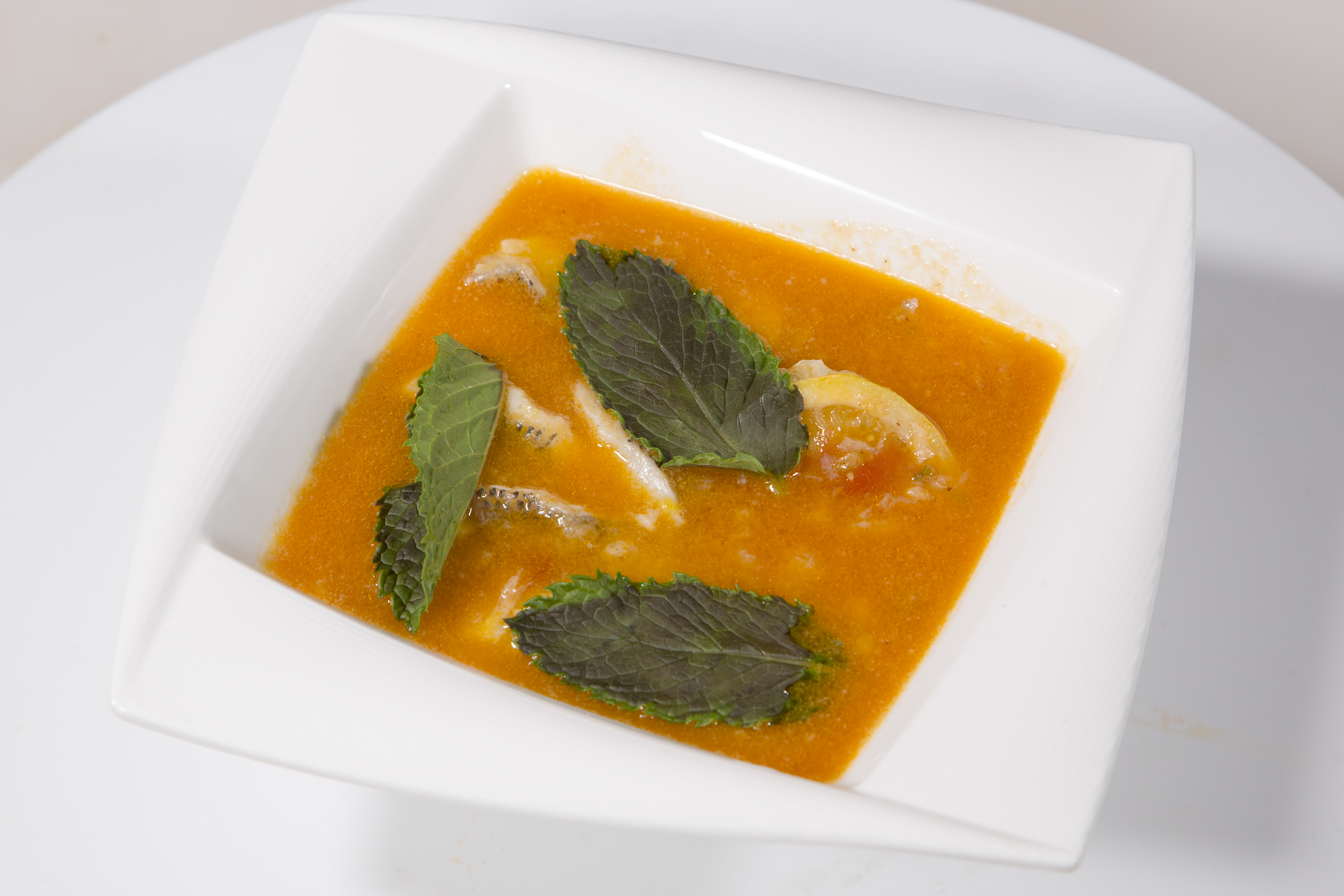 适合夏天吃的酸汤番茄鱼,家常做法比较简单,不是很贵州但很好吃