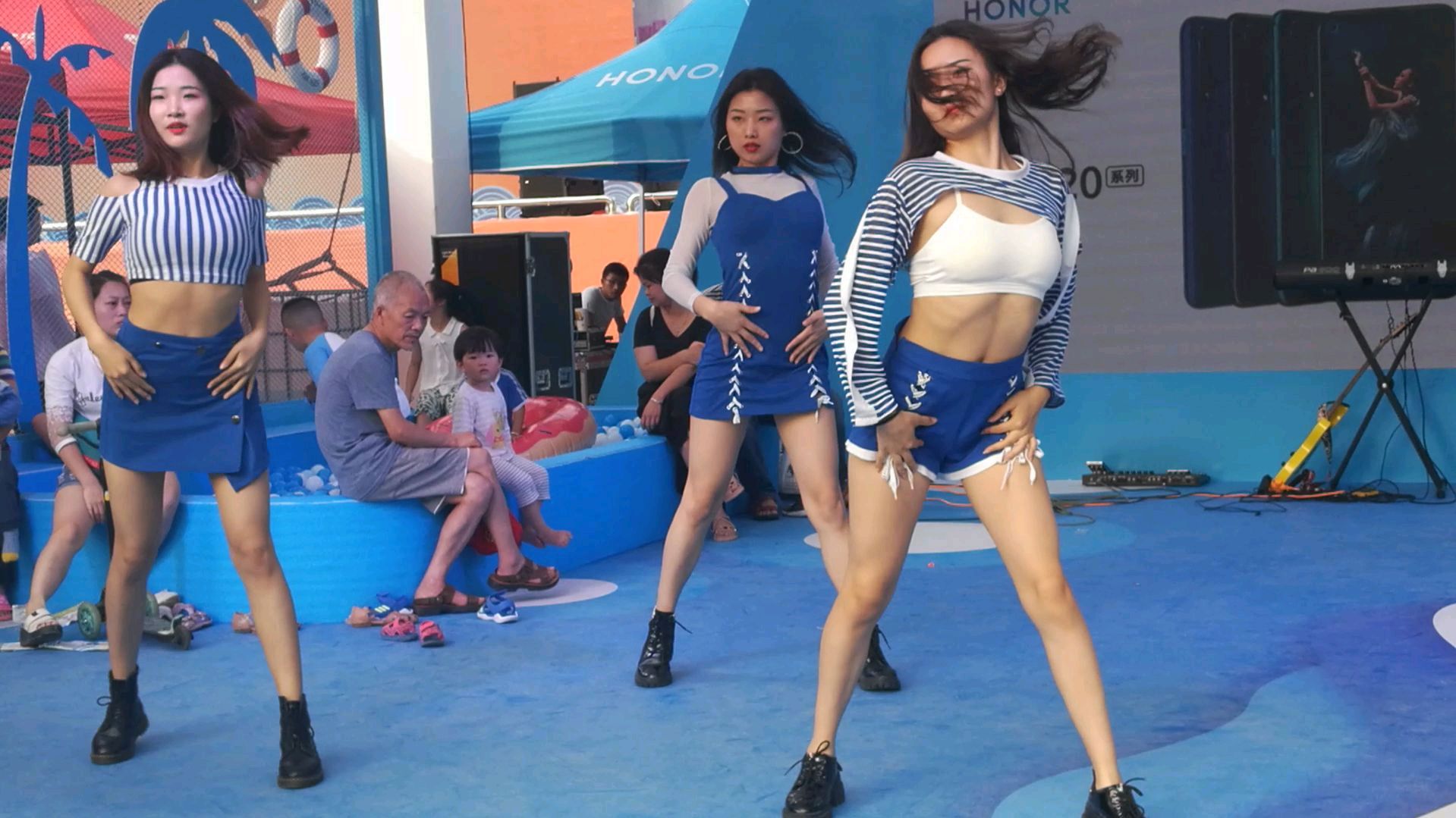 长沙三位美女跳劲舞,吸引了不少围观群众