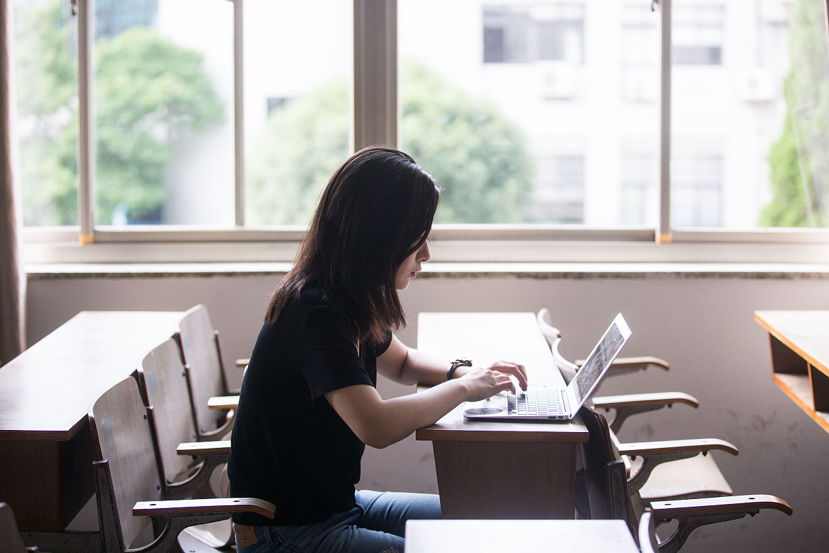 毕业论文是高校学生完成学业的重要组成部分而毕业论文管理系统则是对毕业论文教学管理的重要支撑。然而目前国内部分高校自行开发的毕业论文管理系统存在不够完善的情况因此需要设计一套功能相对完善的毕业论文教学管理信息系统。这个系统需要考虑到论文选题、开题、中期检查、论文初稿、论文终稿、答辩成绩管理等一系列的监控过程同时还需要考虑到师生在网上互动交流学习、指导老师对学生提交的论文给予反馈、管理员的方便操作等问