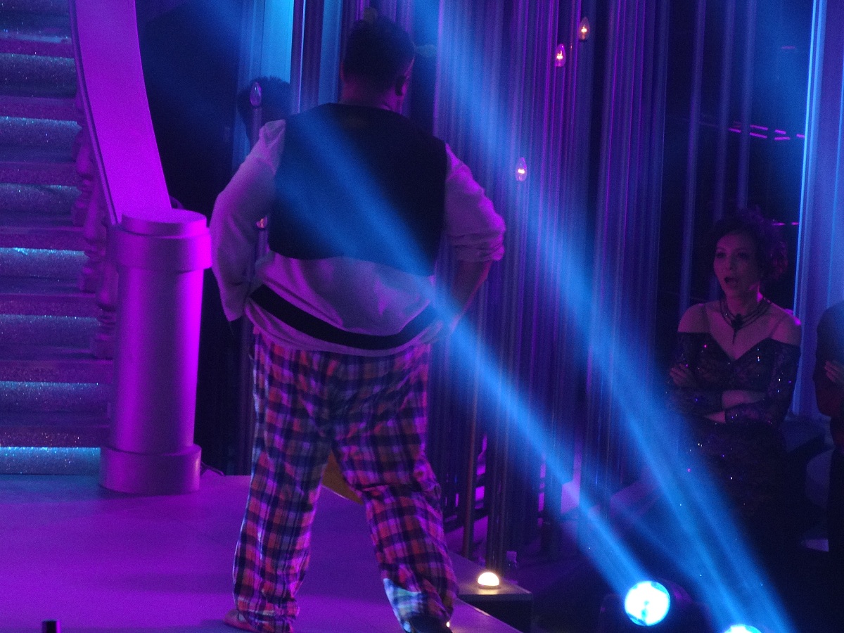 写一首诗包含勇、慧、艳