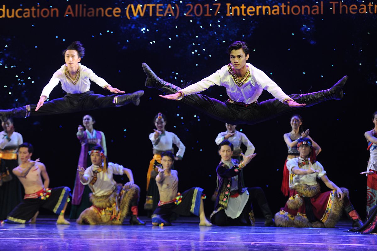 奔步莱舞步：充满力量的中国传统舞蹈动作