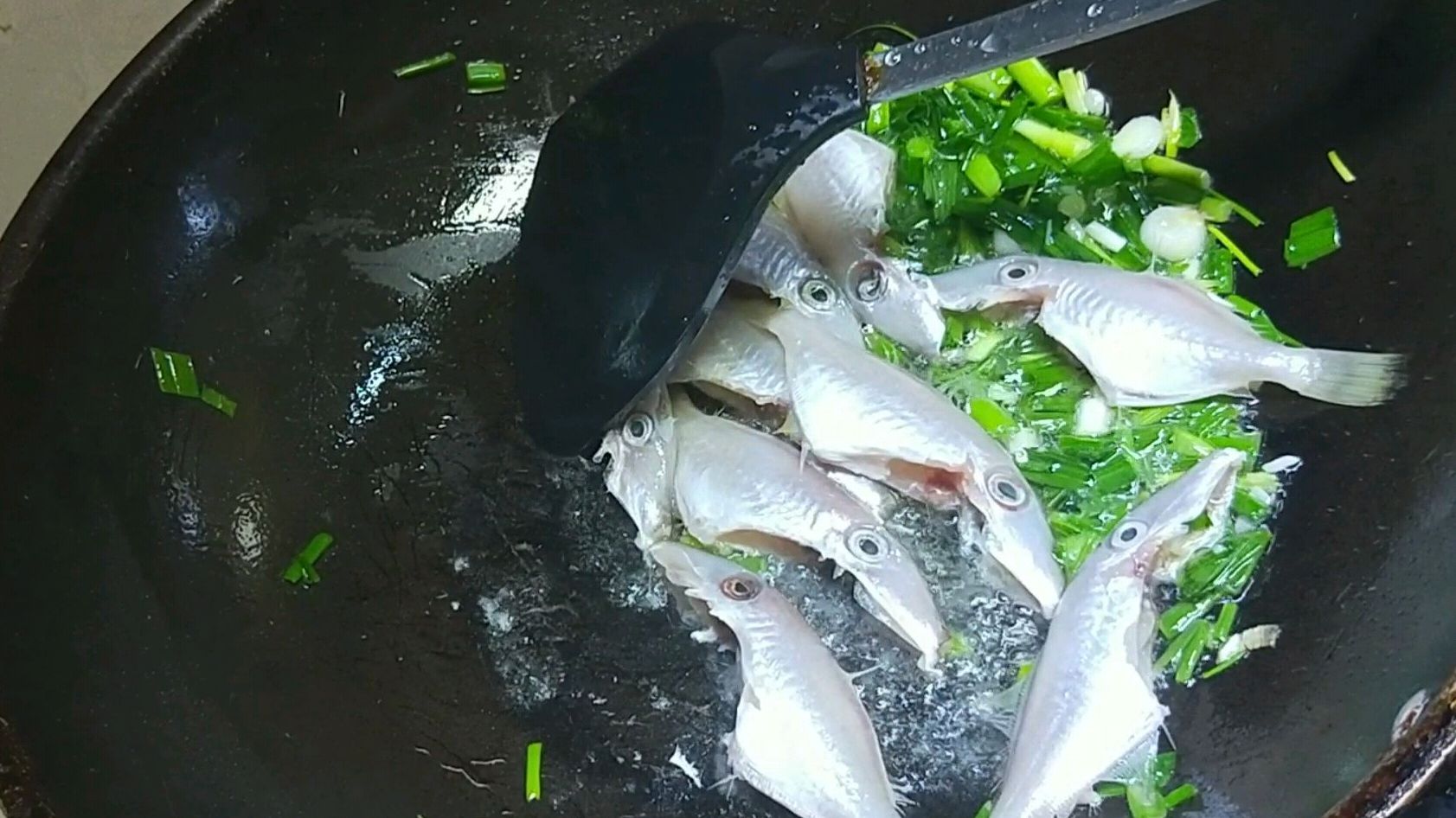 小宝过生日,宝妈只愿意做丰盛的晚餐,不舍得买蛋糕,这样对吗