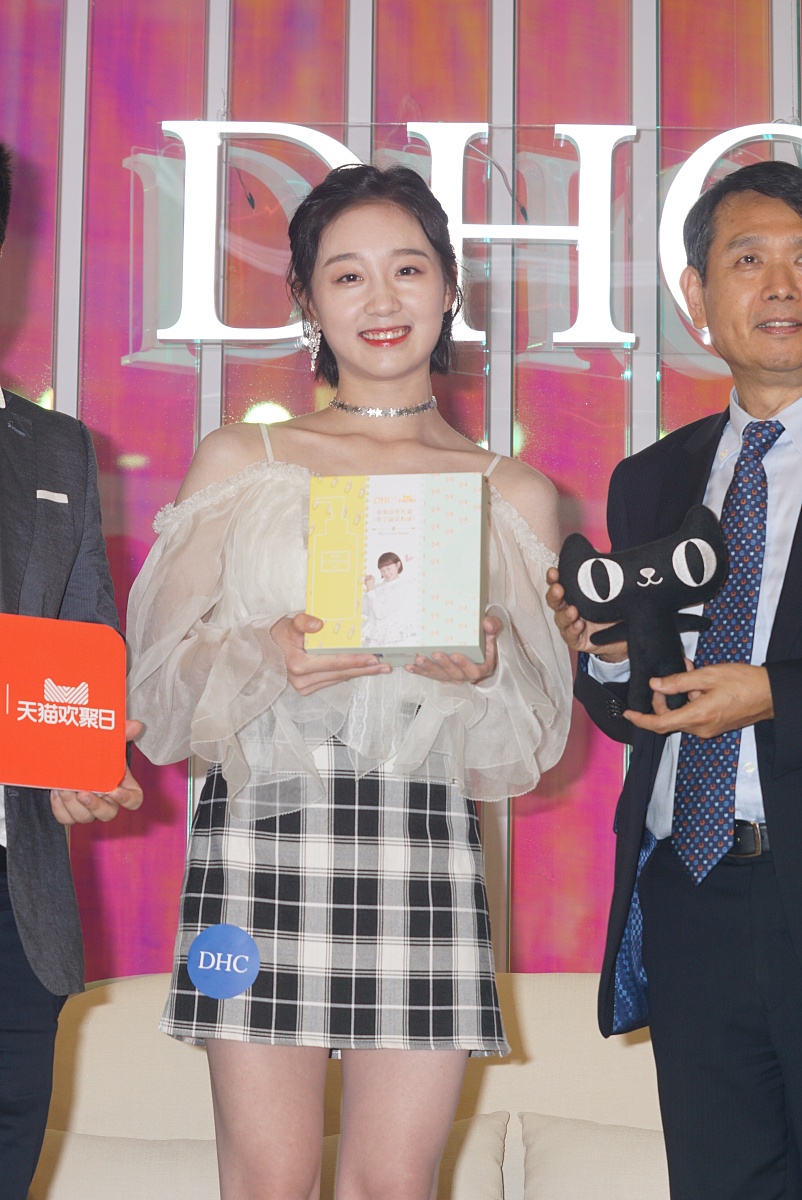 贾静雯抱病亮相七夕活动"泡面头"时髦  "101"李子璇仙气上衣小露香肩