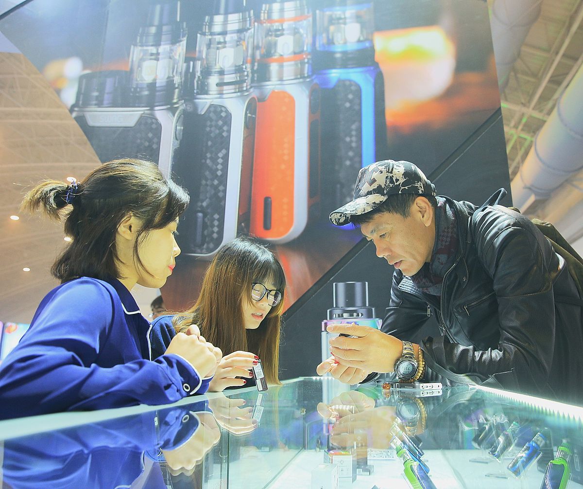 晚上12点了我和史新旺分别在实验室干了一天活累够呛这会去吃烧烤还喝了点酒