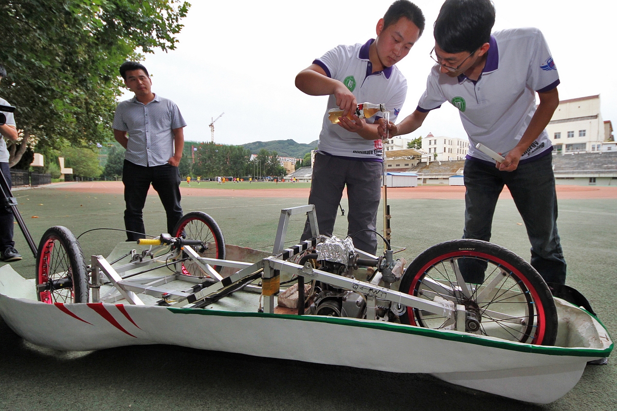 ***_***2014年09月16日,在山东烟台鲁东大学,学生正在用饮料瓶为节能