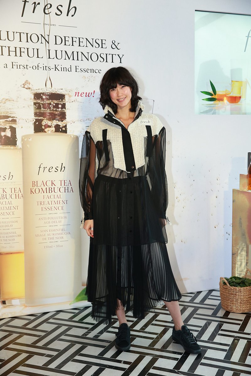 李佳芯露肩白裙秀美腿气质优雅  与森美热聊开玩笑气氛欢快