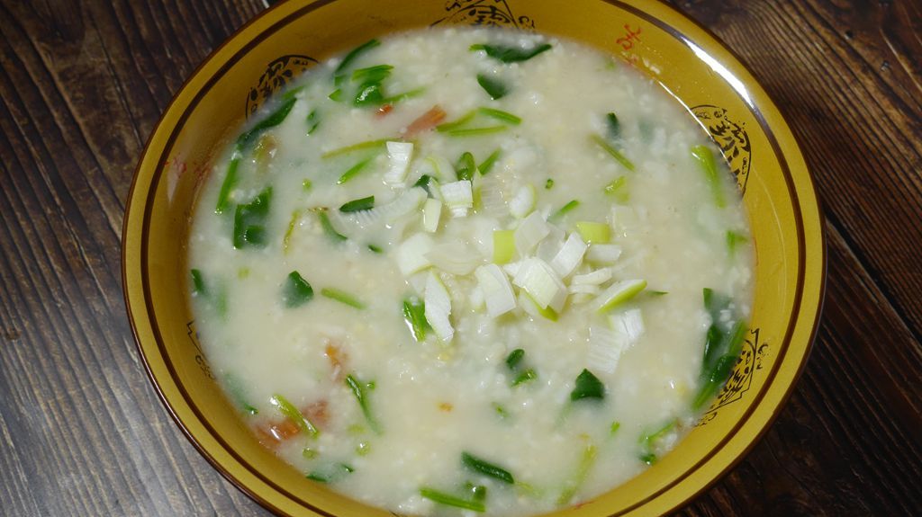 用剩米饭拌的疙瘩汤,加把菠菜,味道鲜美有营养