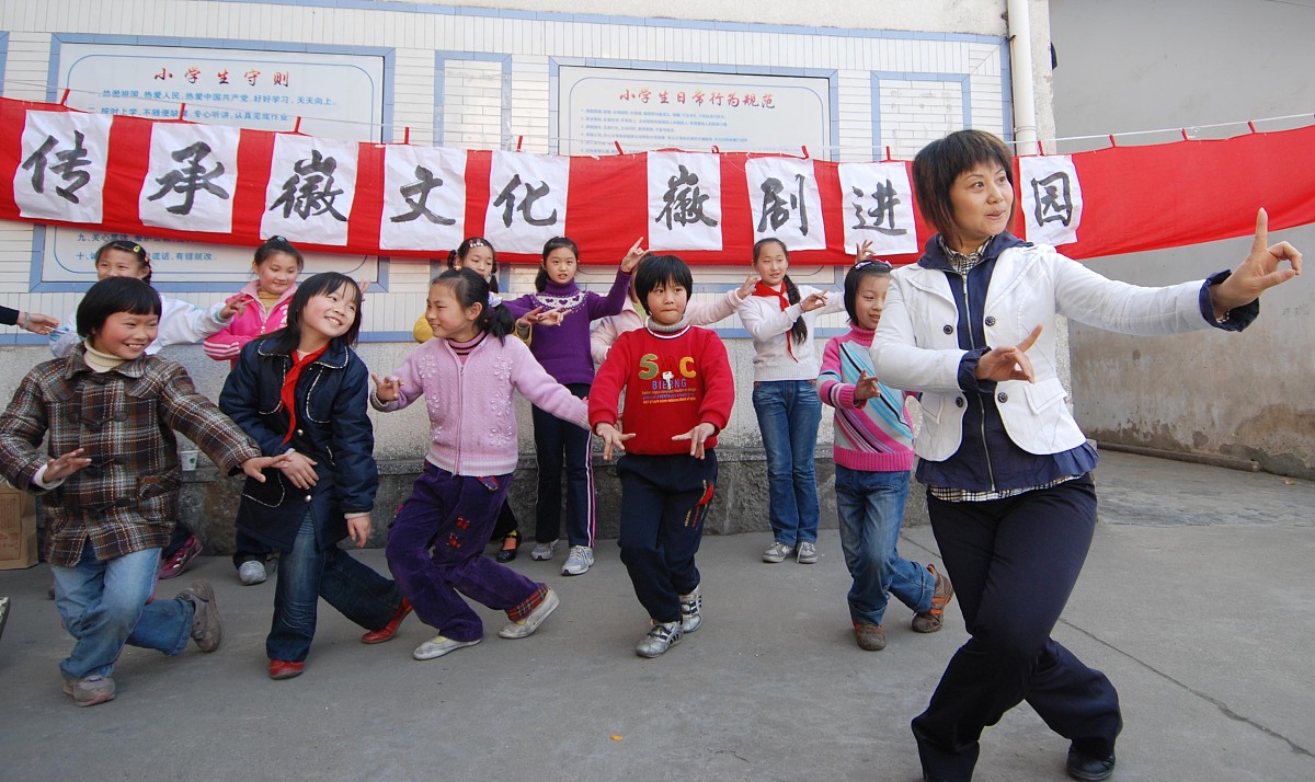 2008年3月19日,安徽黄山市徽剧研究中心国家二级演员江贤琴正在为柏树