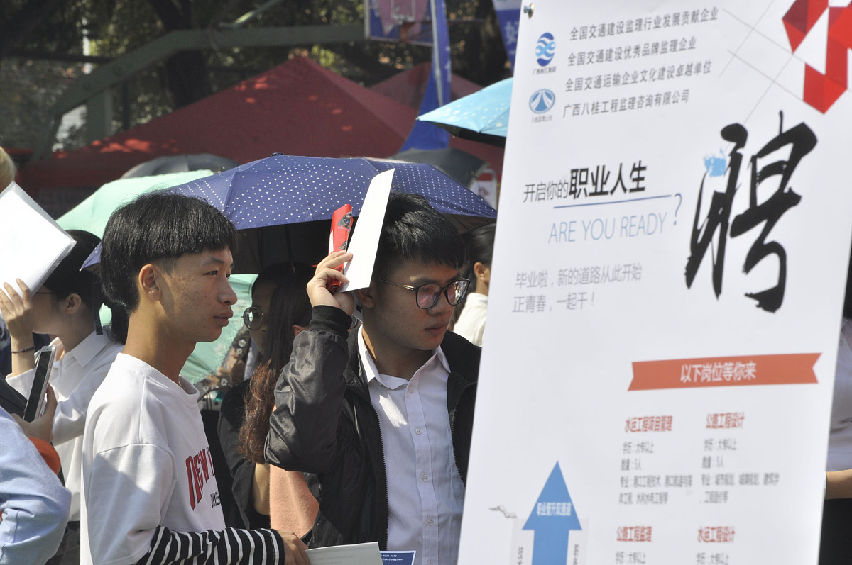 食趣盲盒公司具备立即开始的条件。公司产品面向大学生和周边年轻职场人士受众广泛临期食品和剩菜资源存在市场需求而团队拥有高热情、高能力等特点有能力快速进入市场。市场前景广阔。随着人们对食品安全和环保意识的提高临期食品和剩菜资源被更多人所关注和需要而食趣盲盒公司正好满足了这项市场需求。特别是在学校和周边年轻职场人士中市场潜力尤为巨大。初创团队充满朝气。公司由8位大学生组成具有年轻化、创新化的特点能够快速