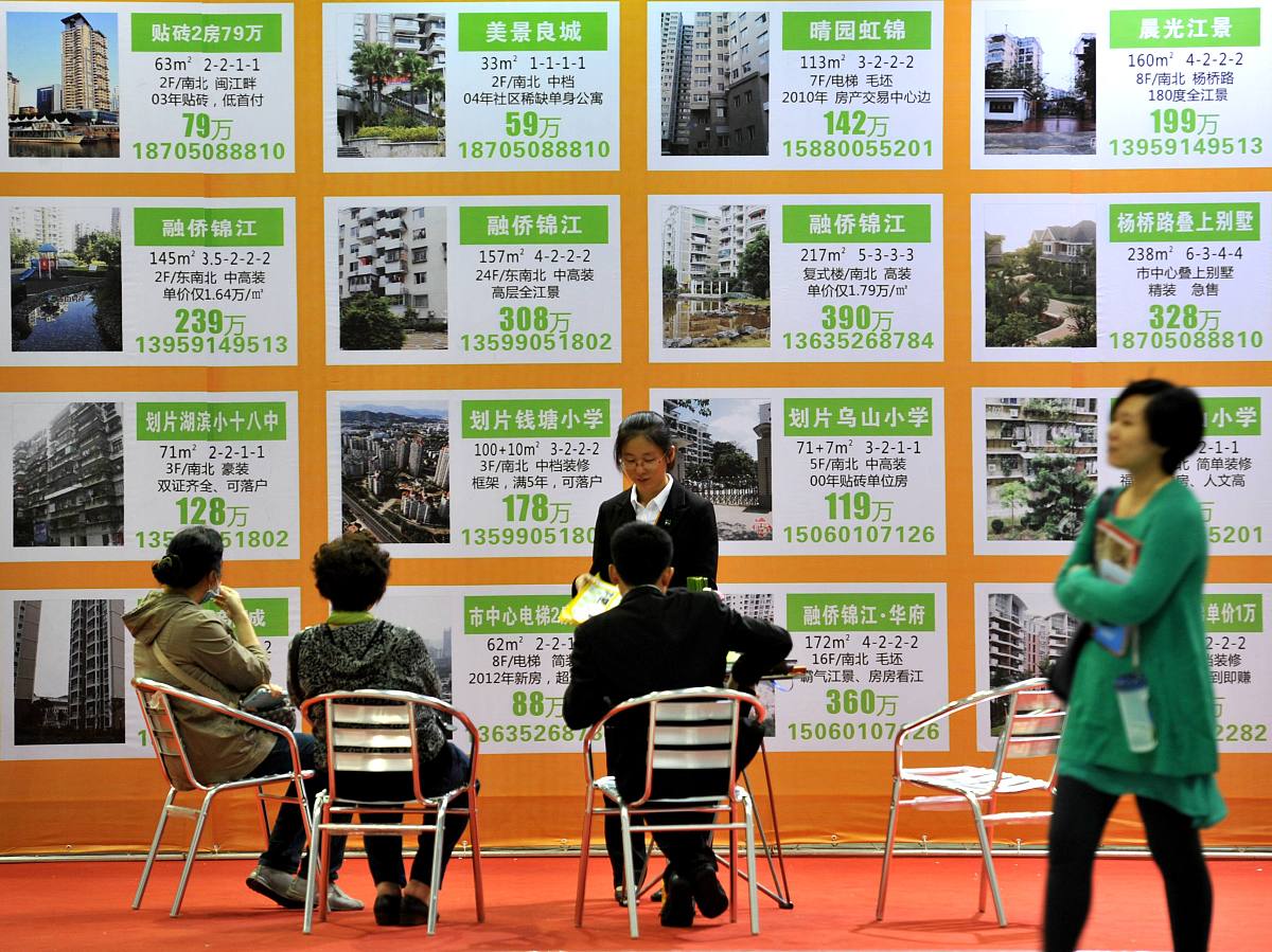 2014年11月15日,福州,市民在了解有关二手房情况.