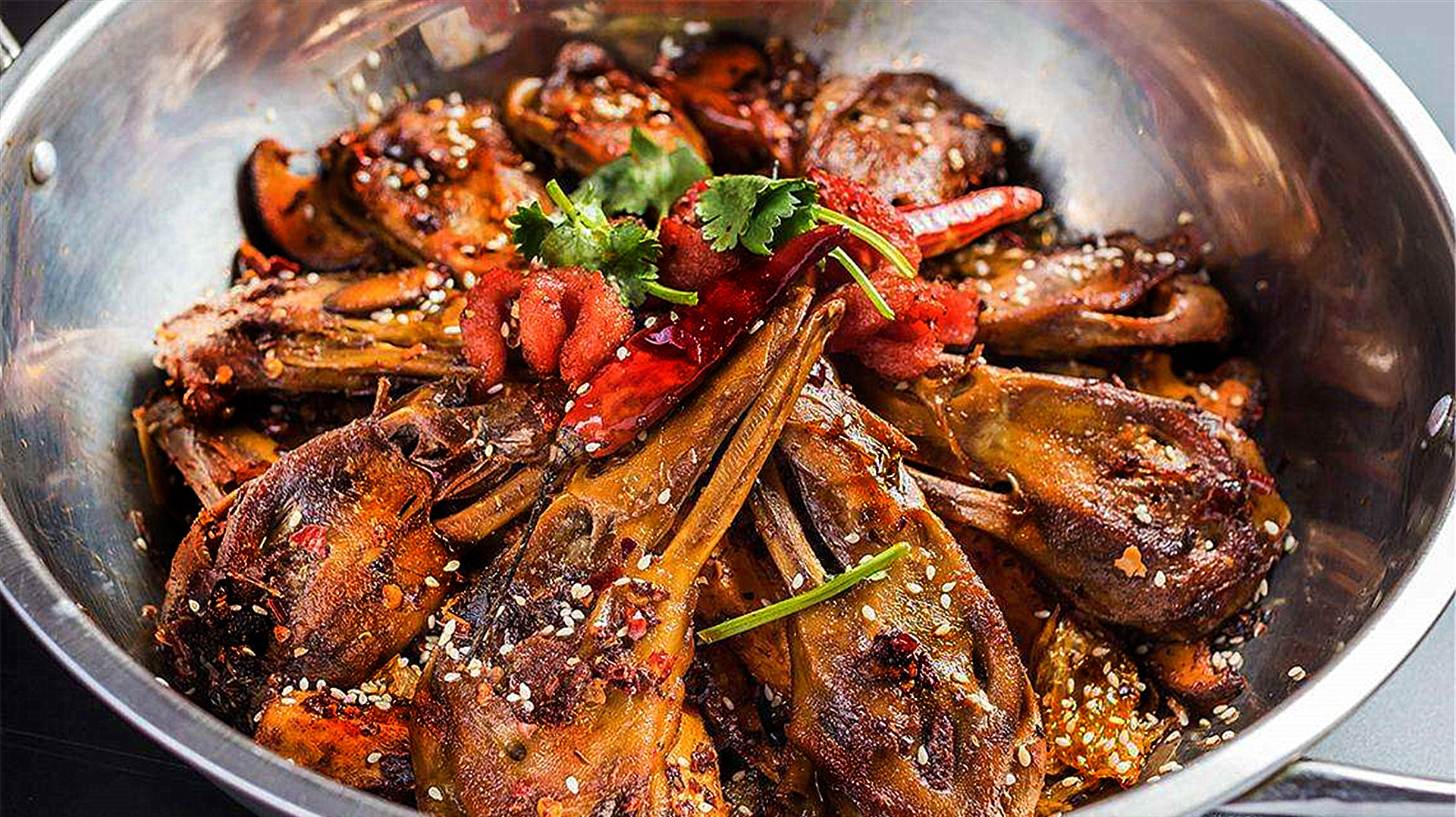 大厨教你一道“香锅鸭头”,这样做鸭头太好吃了,学会能用一辈子