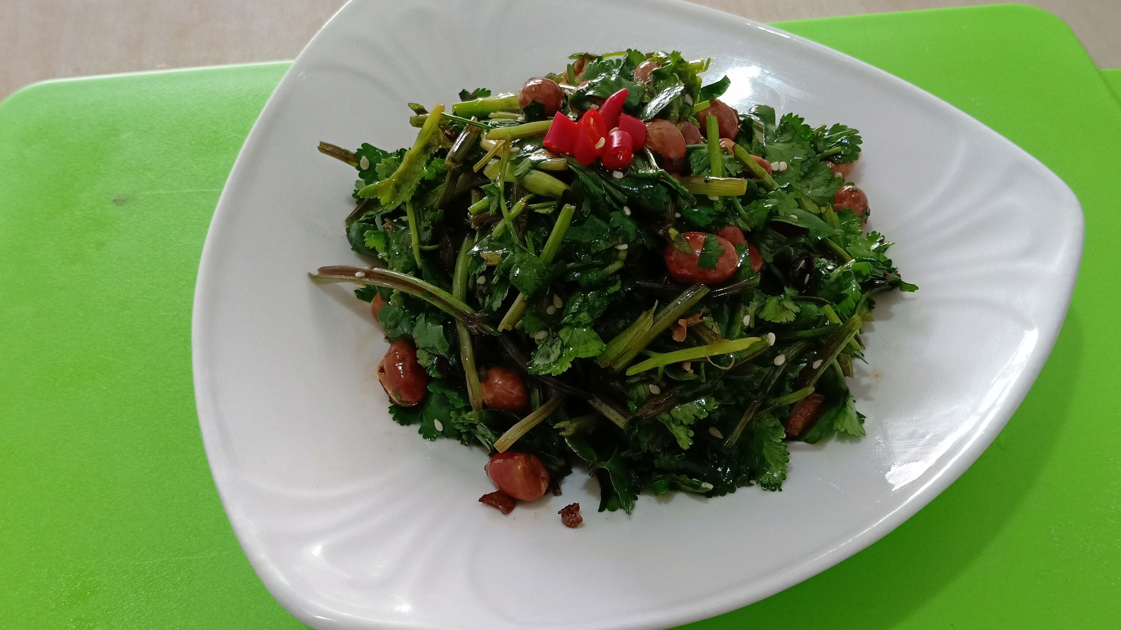 香菜新吃法 加花生米一起 酸辣开胃 好吃易做
