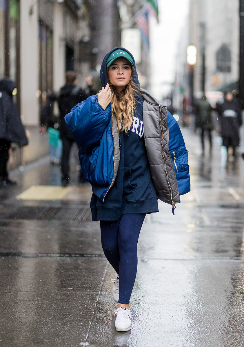 写一个 如何清洁羽绒服的知识分享 的文案 结构为开始吸引精准人群再引起踩坑共鸣点再干货解读最后引导互动 的800字的视频文案