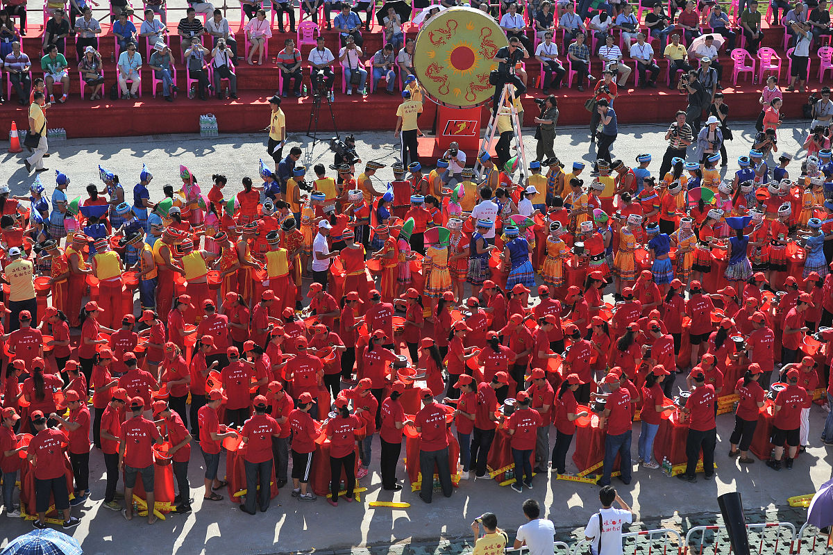 2014年8月27日,广西容县街头,898名当地人同磨黑芝麻糊.随后直径3.49