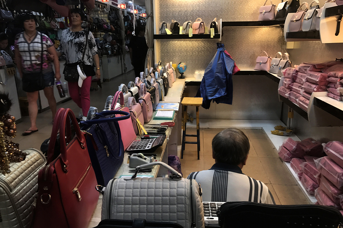 ***_***2017年6月19日,北京阜外大街天意小商品批发市场内的商户.