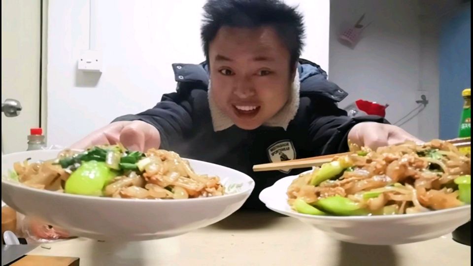 双人份炒河粉,加多鸡蛋,加多青菜,打工仔一人吃光两盘
