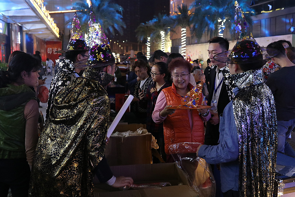 写一首表达兴奋情绪的中文摇滚歌曲歌曲表达的主题为自然歌词结构为verse1、verse2、Pre-Chorus1、chorus1、chorus2、verse3、verse4、chorus3、Bridge1、chorus4并确保chorus1、chorus2、chorus3、chorus4、verse5、Pre-Chorus2、chorus5、Bridge2、歌词不重复每段歌词结尾使用中文meiwe