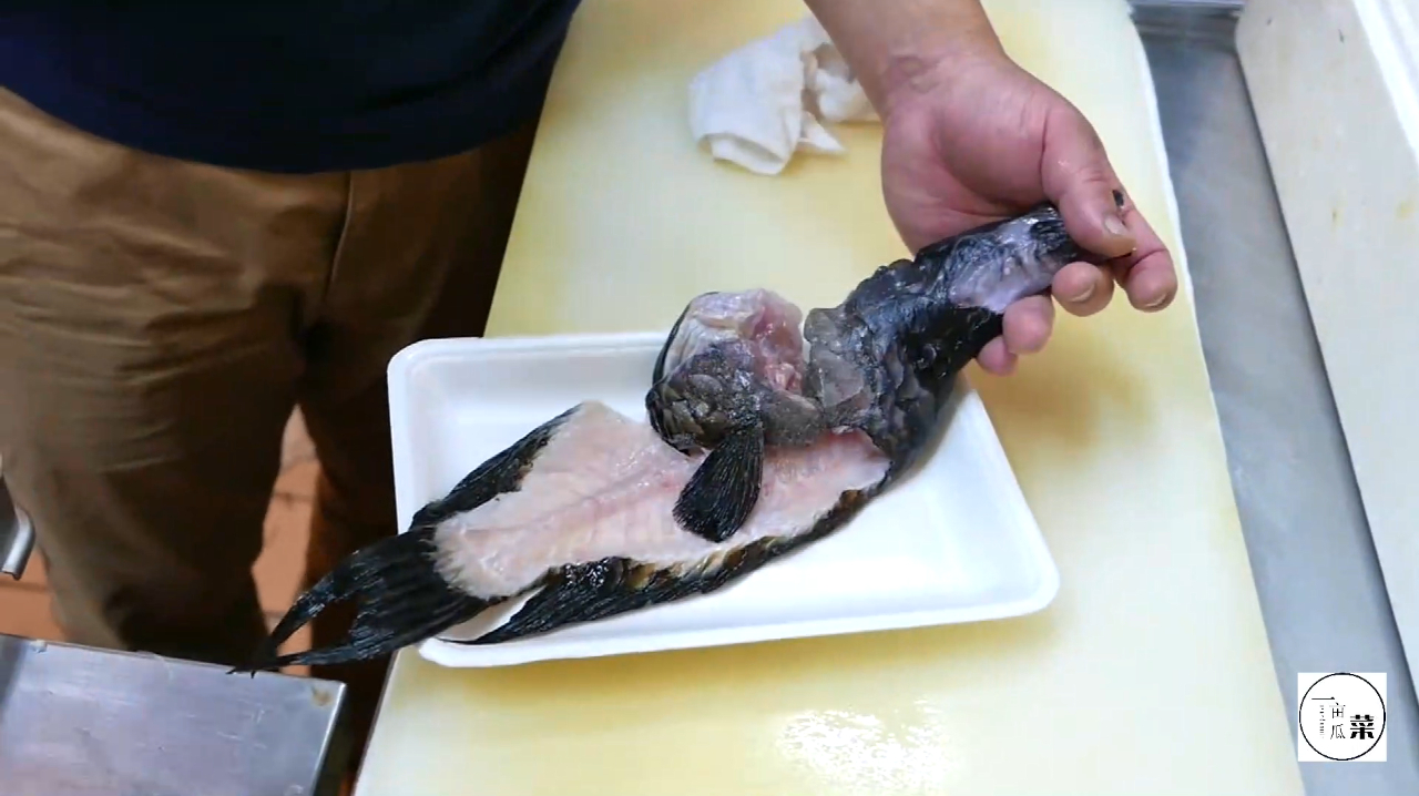 实拍日本冲绳岛海鲜,这海鱼炸得太有特色了,光看着就有食欲