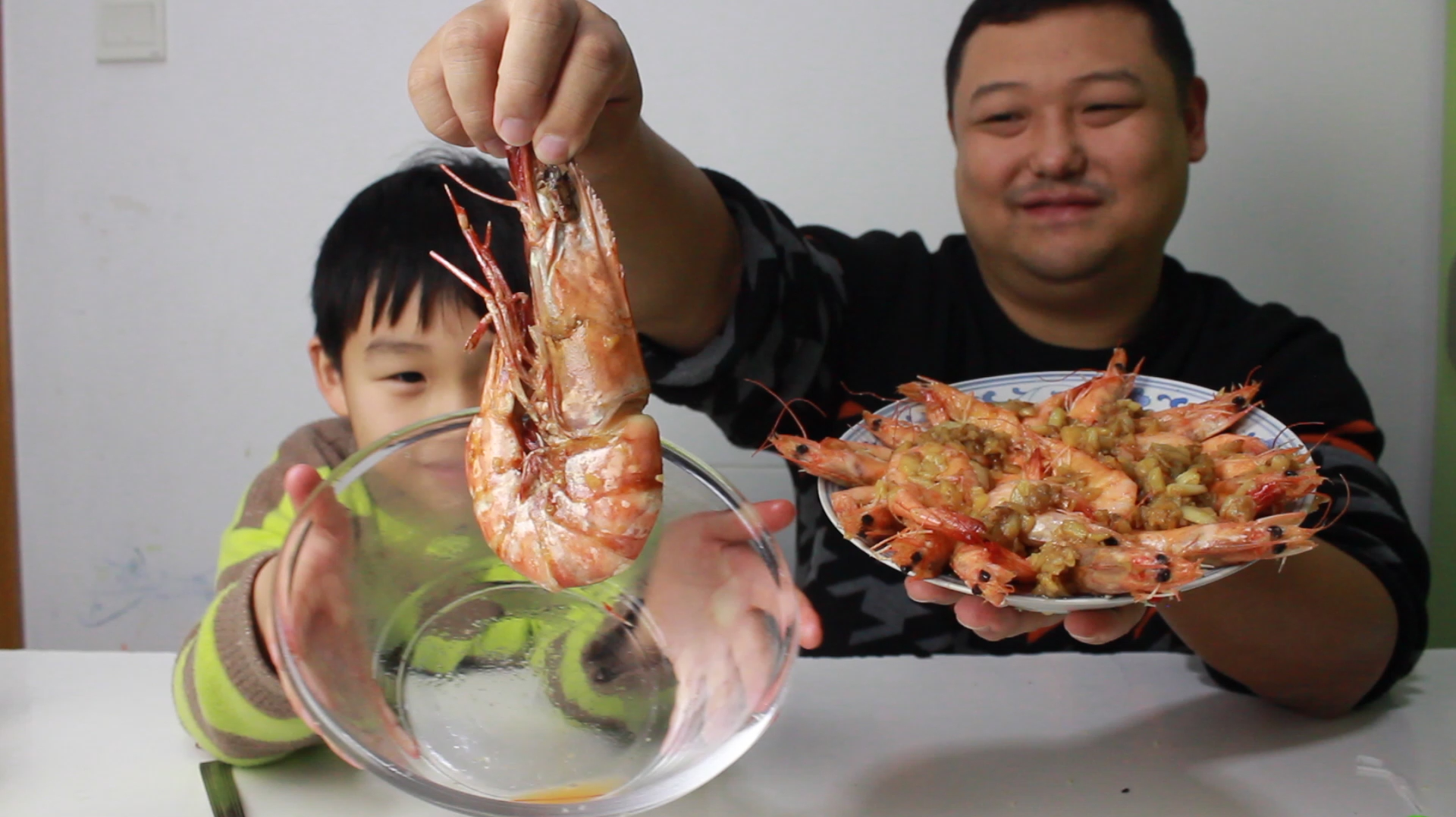 看儿子吃虾眼馋,花100买了一只黑虎虾,一只就能吃饱了?!