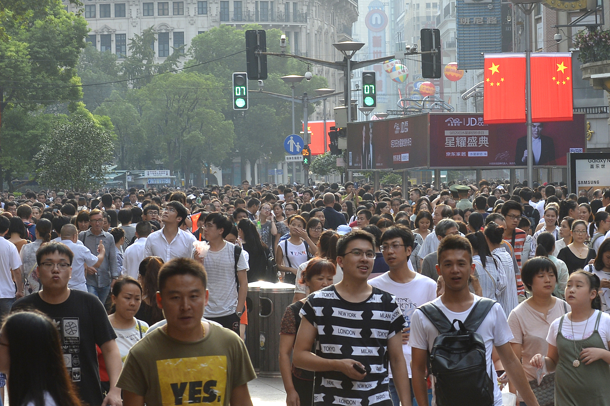 我们学校有1-9年级的学生每次做操、升旗仪式、集会等集体活动的时候学生的纪律和秩序都很乱为了改正这种乱象我们需要想一个方案能够让班主任和任课老师分工负责维护学生上下楼梯、站队的秩序明确到责任人请给我想一个详细的学校集体活动方案