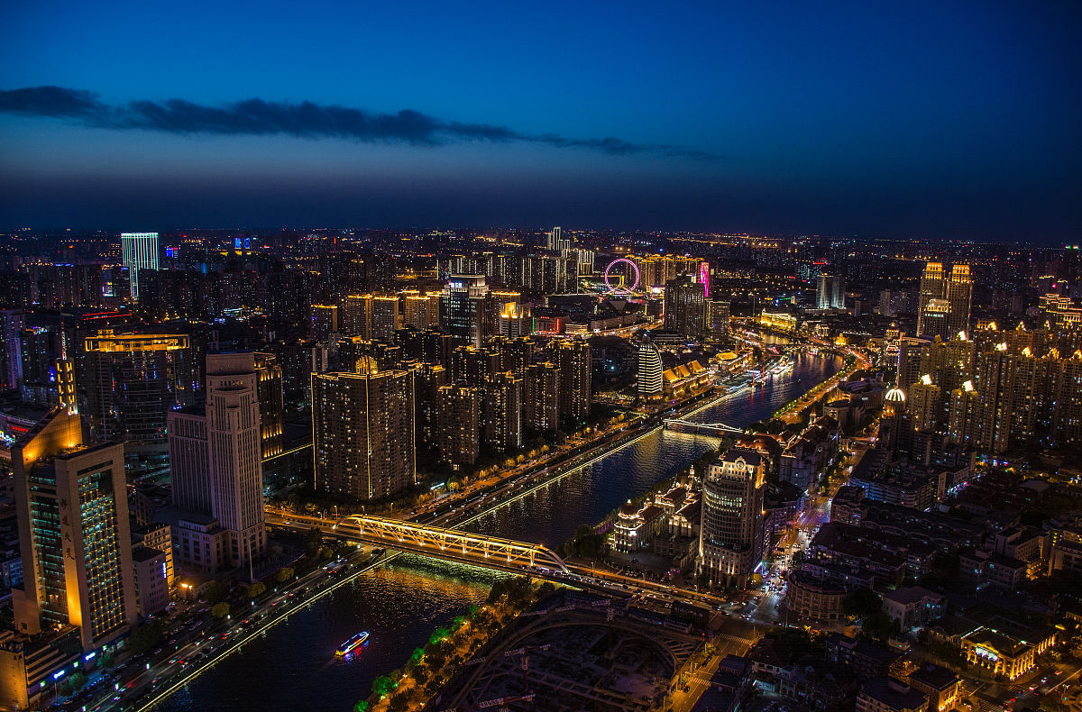 2019年4月30日,天津市和平区,夜色下的海河沿岸灯光绚烂辉煌.