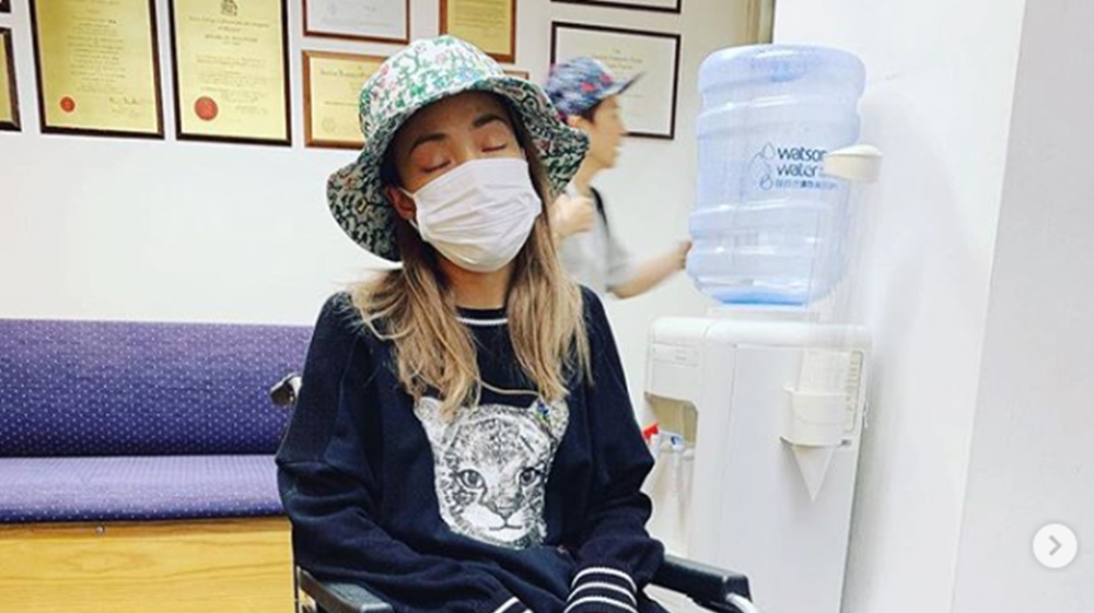 容祖儿晒坐轮椅照片 膝盖水肿站不起来抽出两盘分泌液