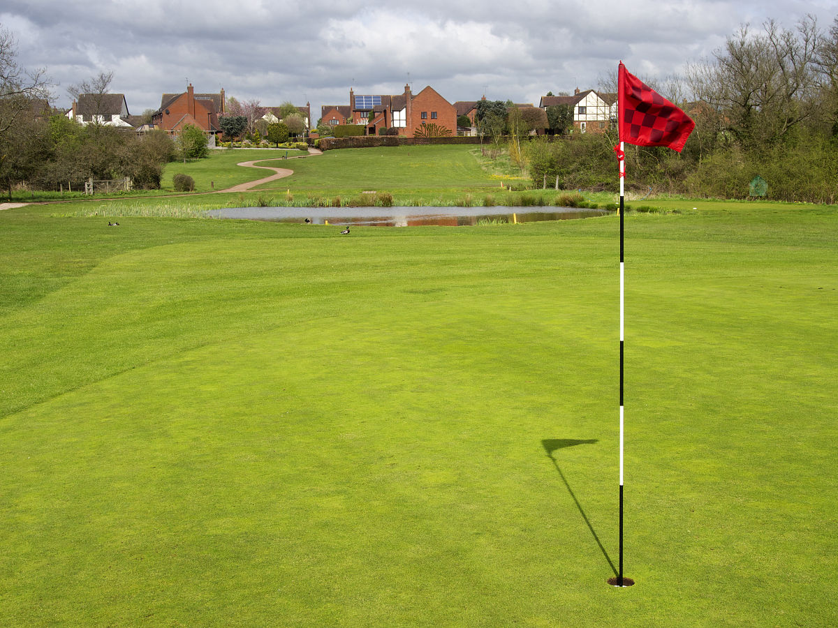 293 果岭用三重割草机在 5 毫米处切割发球台在 10 毫米的较低高度处手工切割。最后 2 个洒水器头在 12 日升起左前和右后。继续清理一些发球台绿色堤岸因为太湿无法使用其他任何东西。尽可能在用绳子围起来的区域内进行切割