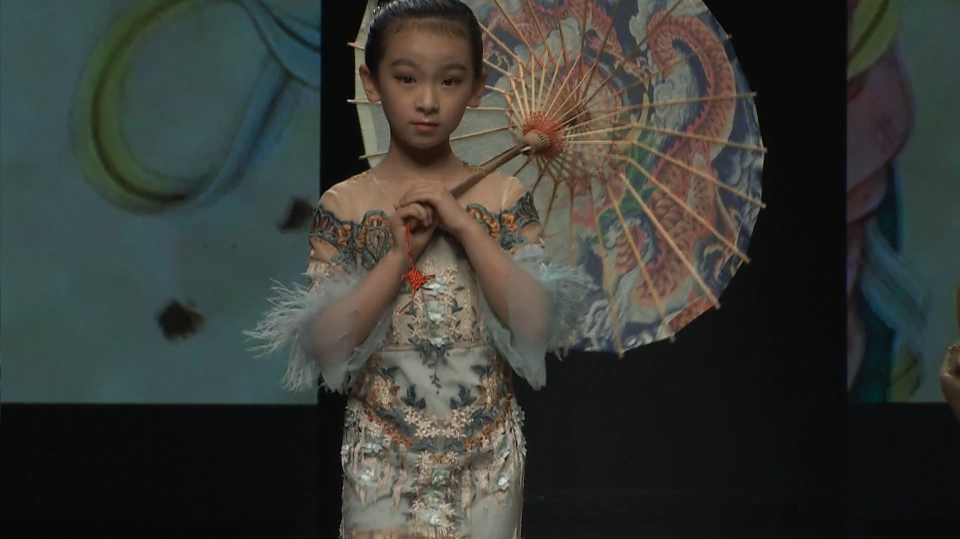 撑着一把油纸伞,宛若江南的小美女,岁月静好