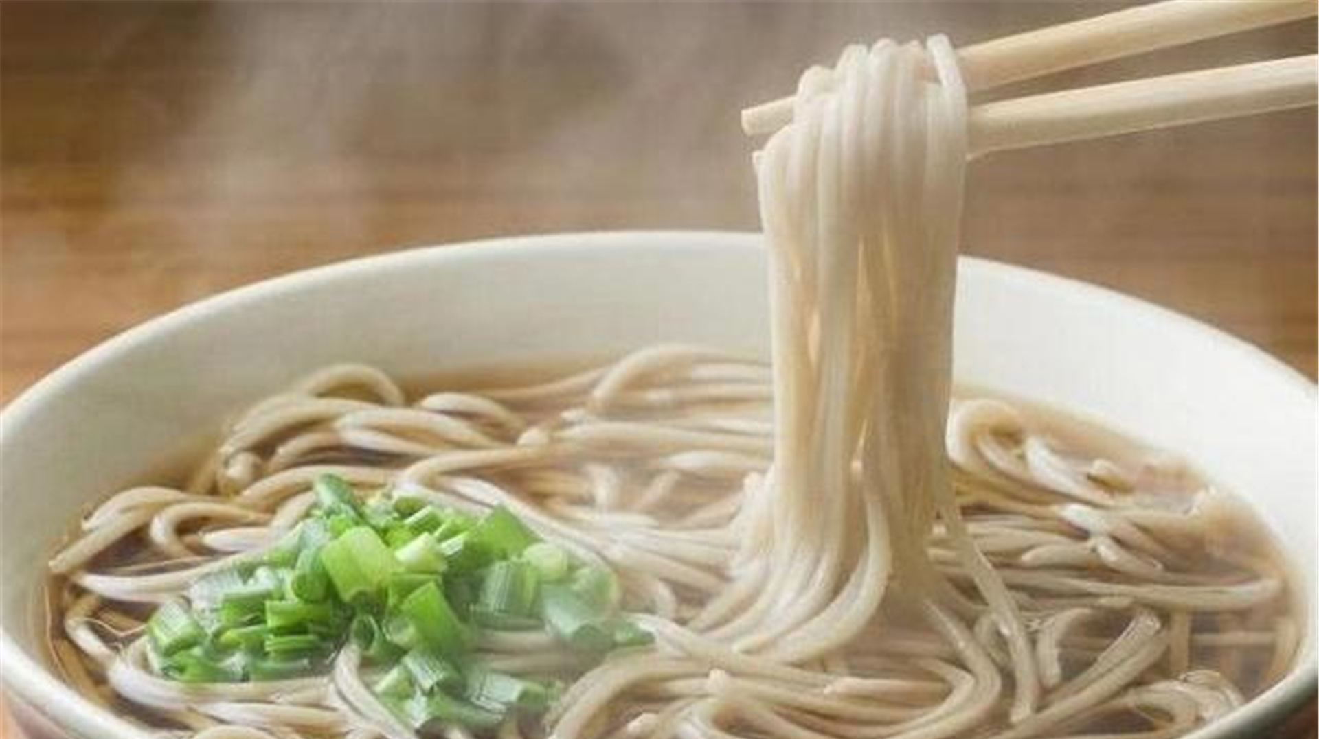 煮面条也有小诀窍,教你一招,煮出来的面条筋道爽滑还不黏糊